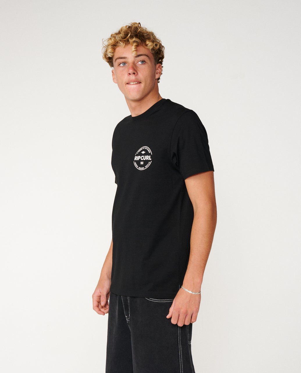 STAPLE TEE